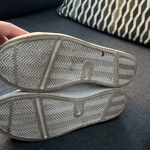 Nike Blazers size 6Y White Sneakers - Picture 4 of 5